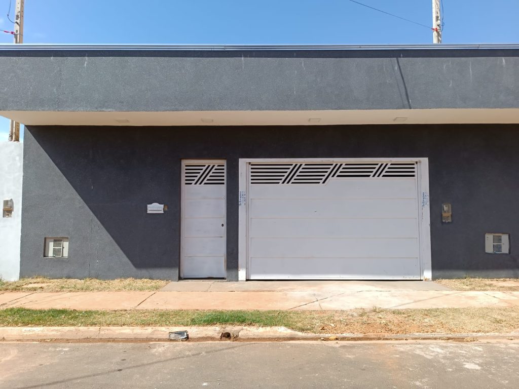 Construção de Muro Frontal com Portão Automático e Acabamento Texturizado